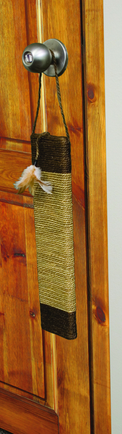 DOOR SCRATCHER WITH FEATHERS